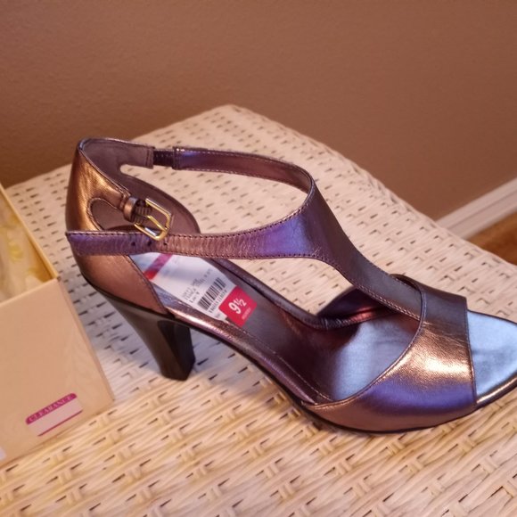 New Classy, sassy heels in Steel gray in 9.5 - Picture 2 of 2
